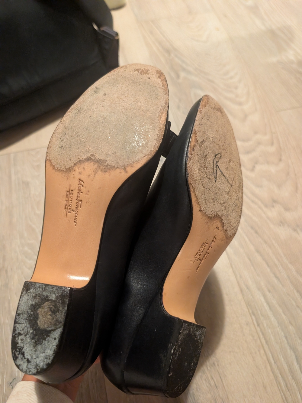Salvatore Ferragamo Navy Leather Bow Flats with Gold Hardware - Picture 3 of 11